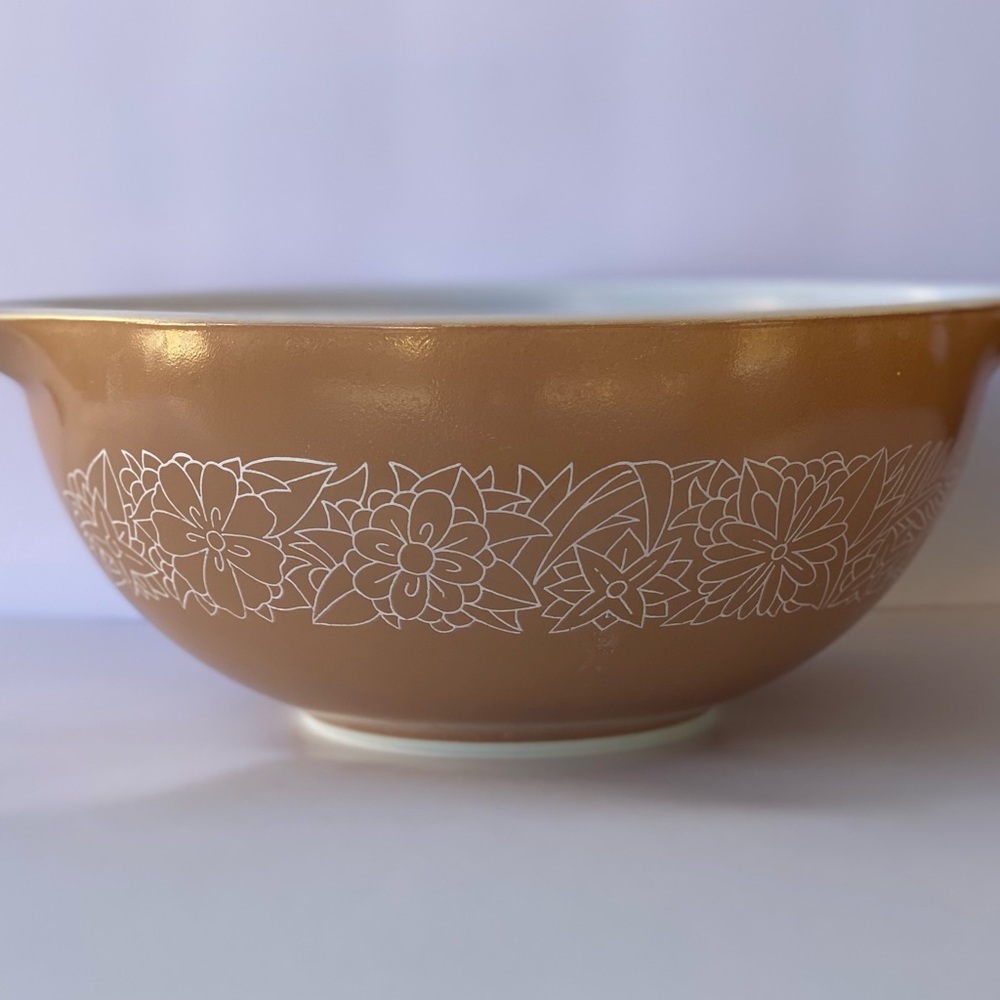 Vintage Pyrex 2L Brown Cinderella Bowl in Woodland Pattern